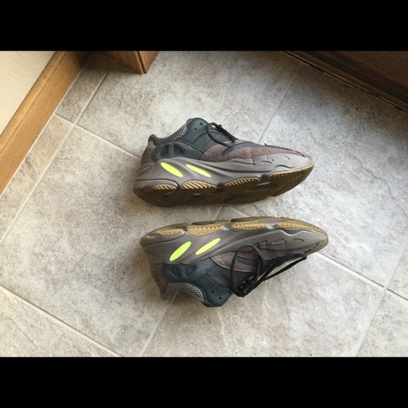 Yeezy 700 Mauve - Picture 3 of 4